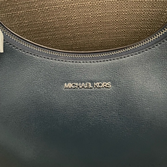 Michael Kors Wilma Large Leather Shoulder Bag - Picture 3 of 13